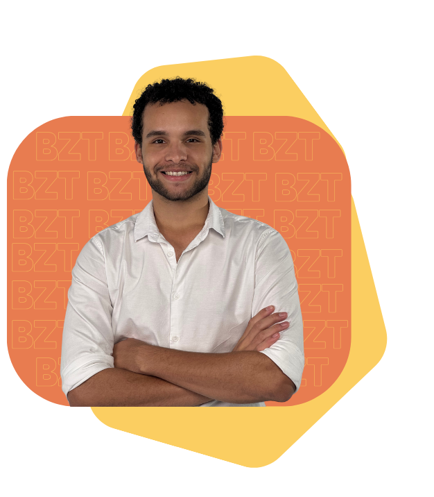 homem feliz com braços cruzados olhando para a câmera BrazTrip agência de viagens