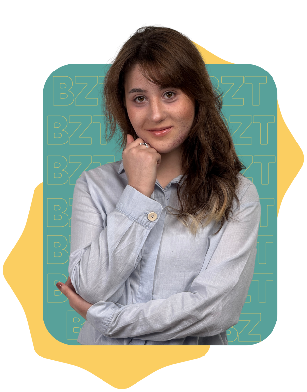 mulher com a mão apoiada no queixo sorrindo. Braztrip agência de viagens