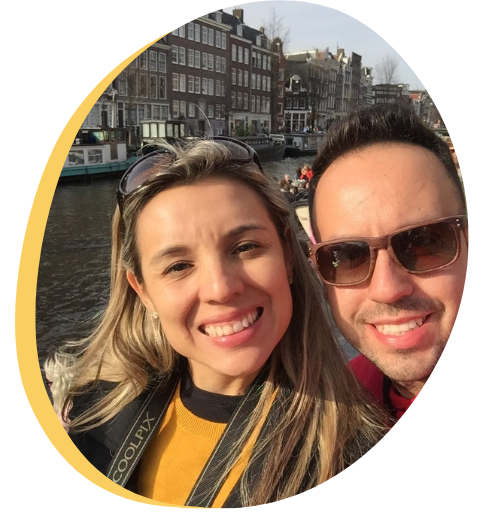 Casal feliz em viagem internacional BrazTrip agência de viagens