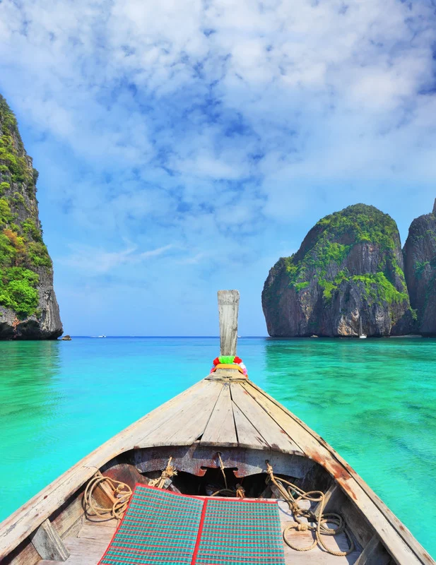 barco em mar paradisíaco em ponto turístico braztrip agência de viagens