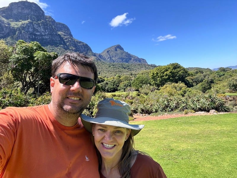 casal feliz em viagem internacional para área remota Braz Trip Agência de viagens